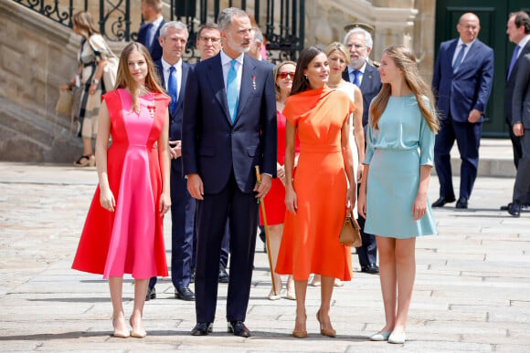 Le roi Felipe VI et la reine Letizia d'Espagne, accompagnés de la princesse Leonor et de l'infante Sofia, assistent à l'offrande nationale à l'apôtre Saint-Jacques à Saint-Jacques-de-Compostelle, le 25 juillet 2022.