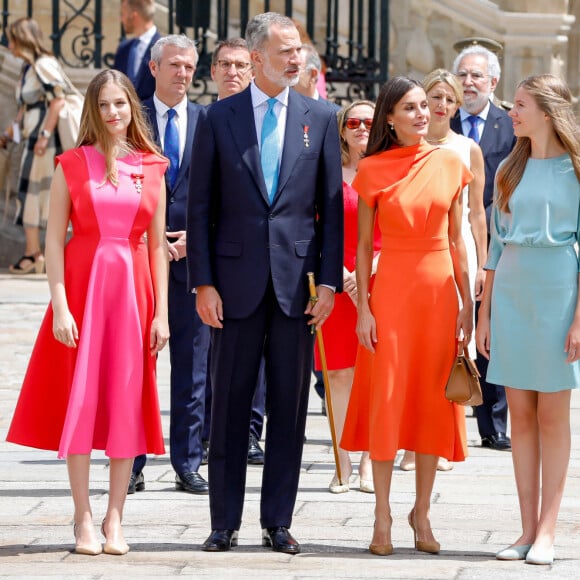 Le roi Felipe VI et la reine Letizia d'Espagne, accompagnés de la princesse Leonor et de l'infante Sofia, assistent à l'offrande nationale à l'apôtre Saint-Jacques à Saint-Jacques-de-Compostelle, le 25 juillet 2022.