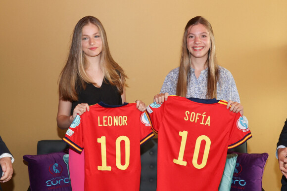 La princesse Leonor et la princesse Sofia d'Espagne sont allées rencontrer les joueuses à la fin du match de football "Danemark vs Espagne" du Women's European Football Championship au stade de Brentford. Le 16 juillet 2022 