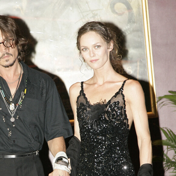 Johnny Depp et sa compagne Vanessa Paradis - Première du film "Pirates des Caraïbes : Le Secret du coffre maudit" à Paris le 6 juillet 2006. © Frédéric Piau / Bestimage 