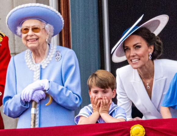 La reine Elisabeth II d'Angleterre, Catherine (Kate) Middleton, duchesse de Cambridge, le prince Louis de Cambridge - Les membres de la famille royale saluent la foule depuis le balcon du Palais de Buckingham, lors de la parade militaire "Trooping the Colour" dans le cadre de la célébration du jubilé de platine (70 ans de règne) de la reine Elizabeth II à Londres, le 2 juin 2022. 