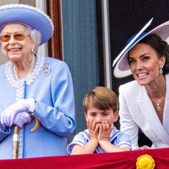 La reine Elisabeth II d'Angleterre, Catherine (Kate) Middleton, duchesse de Cambridge, le prince Louis de Cambridge - Les membres de la famille royale saluent la foule depuis le balcon du Palais de Buckingham, lors de la parade militaire "Trooping the Colour" dans le cadre de la célébration du jubilé de platine (70 ans de règne) de la reine Elizabeth II à Londres, le 2 juin 2022. 