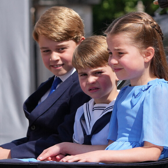 Le prince George de Cambridge, le prince Louis et la princesse Charlotte - Les membres de la famille royale regardent le défilé Trooping the Colour depuis un balcon du palais de Buckingham à Londres lors des célébrations du jubilé de platine de la reine le 2 juin 2022. 