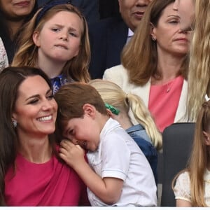 Kate Catherine Middleton, duchesse de Cambridge, le prince Louis, la princesse Charlotte, Mia Tindall - La famille royale d'Angleterre lors de la parade devant le palais de Buckingham, à l'occasion du jubilé de la reine d'Angleterre. le 5 juin 2022