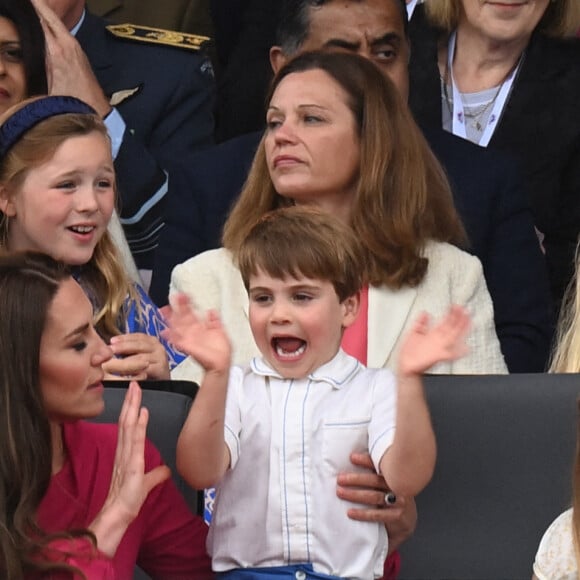 Kate Catherine Middleton, duchesse de Cambridge, le prince Louis, la princesse Charlotte, Mia Tindall - La famille royale d'Angleterre lors de la parade devant le palais de Buckingham, à l'occasion du jubilé de la reine d'Angleterre. le 5 juin 2022