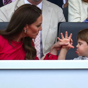 Le prince Louis de Cambridge et Catherine Kate Middleton, duchesse de Cambridge - La famille royale au balcon du palais de Buckingham lors de la parade de clôture de festivités du jubilé de la reine à Londres le 5 juin 2022. 