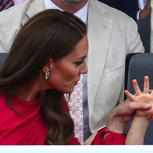 Le prince Louis de Cambridge et Catherine Kate Middleton, duchesse de Cambridge - La famille royale au balcon du palais de Buckingham lors de la parade de clôture de festivités du jubilé de la reine à Londres le 5 juin 2022. 