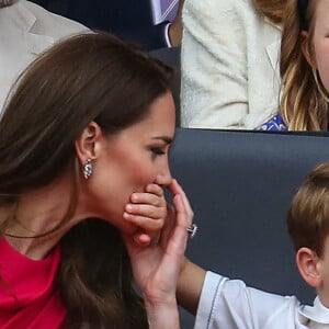 Le prince Louis de Cambridge et Catherine Kate Middleton, duchesse de Cambridge - La famille royale au balcon du palais de Buckingham lors de la parade de clôture de festivités du jubilé de la reine à Londres le 5 juin 2022. 