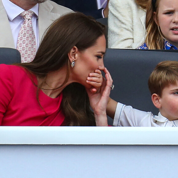 Le prince Louis de Cambridge et Catherine Kate Middleton, duchesse de Cambridge - La famille royale au balcon du palais de Buckingham lors de la parade de clôture de festivités du jubilé de la reine à Londres le 5 juin 2022. 