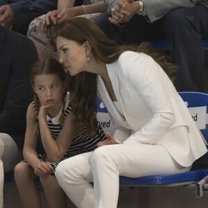 Le prince William, duc de Cambridge, et Catherine (Kate) Middleton, duchesse de Cambridge, avec la princesse Charlotte de Cambridge assistent au Jeux du Commonwealth au centre sportif de l'Université de Birmingham le 2 aout 2022.