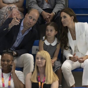 Le prince William, duc de Cambridge, et Catherine (Kate) Middleton, duchesse de Cambridge, avec la princesse Charlotte de Cambridge assistent au Jeux du Commonwealth au centre sportif de l'Université de Birmingham le 2 aout 2022.