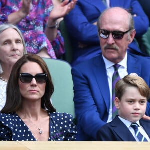 Le prince William, duc de Cambridge, et Catherine (Kate) Middleton, duchesse de Cambridge, avec le prince George de Cambridge dans les tribunes de la finale du tournoi de Wimbledon, le 10 juillet 2022. 