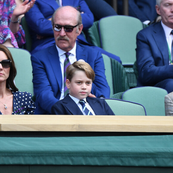 Le prince William, duc de Cambridge, et Catherine (Kate) Middleton, duchesse de Cambridge, avec le prince George de Cambridge dans les tribunes de la finale du tournoi de Wimbledon, le 10 juillet 2022. 