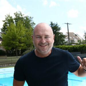 L'animateur radio de NRJ, Sébastien Cauet retourne à Marle (Aisne), sa ville natale, et inaugure la piscine municipale qui porte son nom le 11 juin 2022. © Claude Dubourg/Bestimage 