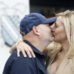 Sébastien Cauet et sa compagne Nathalie Dartois s'embrassent. © Claude Dubourg/Bestimage 