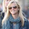 Reese Witherspoon se promène avec des amis dans les rues de Los Angeles