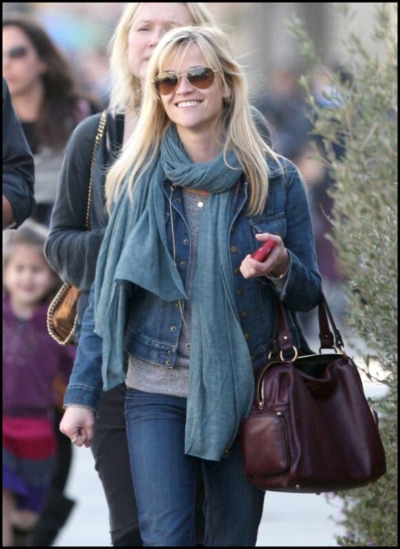 Reese Witherspoon se promène avec des amis dans les rues de Los Angeles