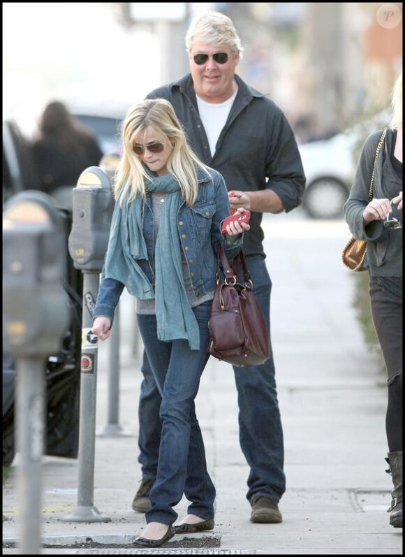 Reese Witherspoon se promène avec des amis dans les rues de Los Angeles