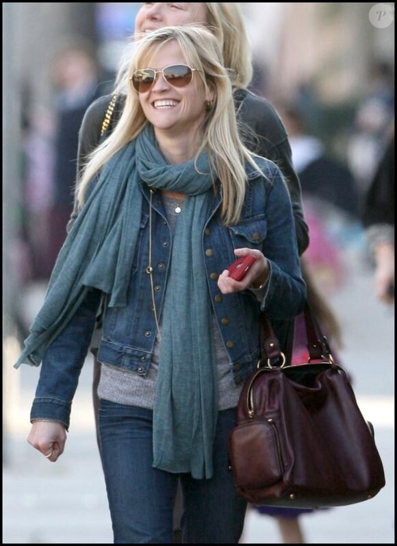 Reese Witherspoon se promène avec des amis dans les rues de Los Angeles