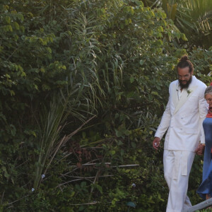 Exclusif - Joakim Noah avec ses parents Yannick Noah et Cecilia Rodhe et Socorro Oliveira Ribeiro - Joakim Noah et Lais Ribeiro se sont mariés devant leurs amis et leur famille sur la plage de Trancoso au Brésil le 13 juillet 2022.