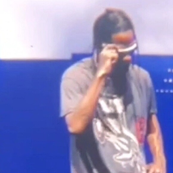 Travis Scott esquive un objet lancé sur lui pendant son concert à Londres, le 6 août 2022. 