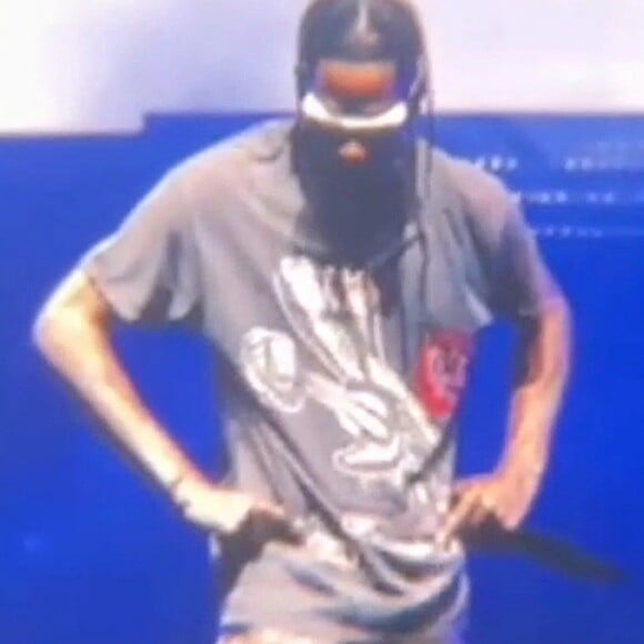 Travis Scott esquive un objet lancé sur lui pendant son concert à Londres, le 6 août 2022. 