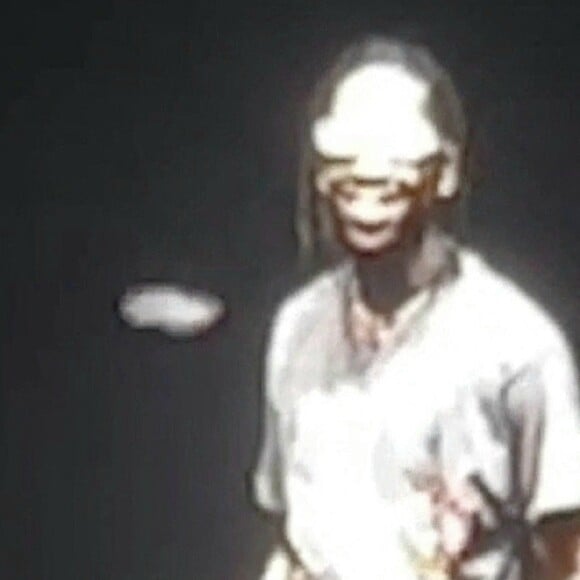 Travis Scott esquive un objet lancé sur lui pendant son concert à Londres, le 6 août 2022. 