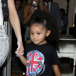 Kylie Jenner et sa fille Stormi à la sortie de leur hôtel à Londres, le 6 août 2022.