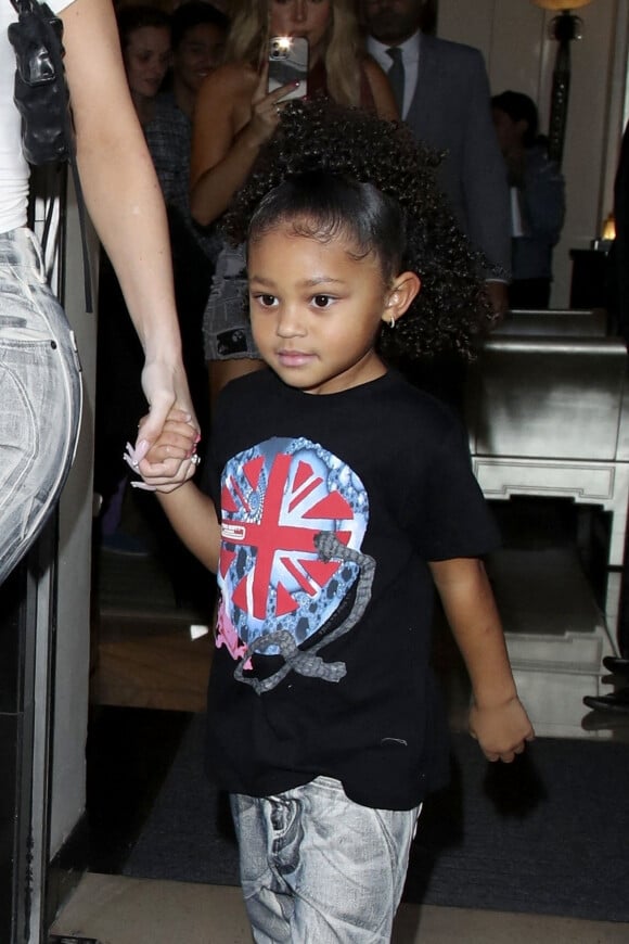Kylie Jenner et sa fille Stormi à la sortie de leur hôtel à Londres, le 6 août 2022.