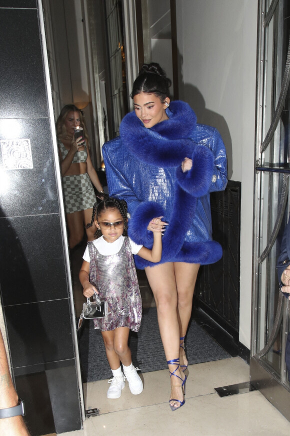 Kylie Jenner et sa fille Stormi arrivent au restaurant "Sexy Fish" à Londres, le 5 août 2022.