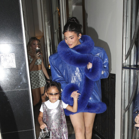 Kylie Jenner et sa fille Stormi arrivent au restaurant "Sexy Fish" à Londres, le 5 août 2022.