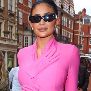 Kylie Jenner et sa fille Stormi à la sortie du magasin "Harrod's" à Londres, le 4 août 2022.