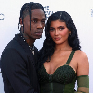 Info - Kylie Jenner est maman pour la deuxième fois d'un petit garçon - Travis Scott, Kylie Jenner et leur fille Stormi arrivent à la 72ème édition Parsons Benefit où Travis Scott va être récompensé au Pier 17 dans le Seaport District à New York