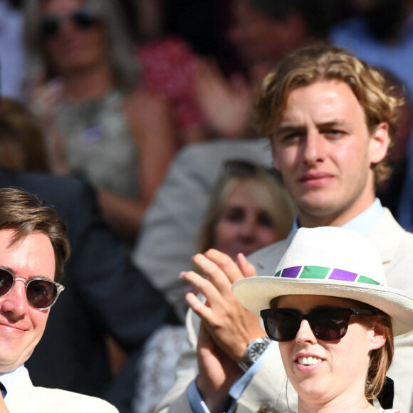 La princesse Beatrice d'York et son mari Edoardo Mapelli Mozzi dans les tribunes lors du tournoi de Wimbledon au All England Lawn Tennis and Croquet Club à Londres, Royaume Uni, le 8 juillet 2022. © Chryslene Caillaud/Panoramic/Bestimage 