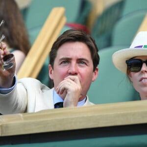 La princesse Beatrice d'York et son mari Edoardo Mapelli Mozzi dans les tribunes lors du tournoi de Wimbledon au All England Lawn Tennis and Croquet Club à Londres, Royaume Uni, le 8 juillet 2022. © Chryslene Caillaud/Panoramic/Bestimage 