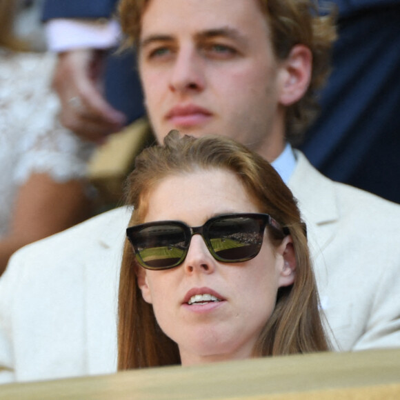 La princesse Beatrice d'York et son mari Edoardo Mapelli Mozzi dans les tribunes lors du tournoi de Wimbledon au All England Lawn Tennis and Croquet Club à Londres, Royaume Uni, le 8 juillet 2022. © Chryslene Caillaud/Panoramic/Bestimage 