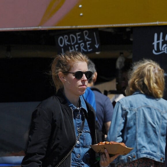 La princesse Beatrice d'York et son fiancé Edoardo Mapelli Mozzi au festival de Glastonbury à Pilton, le 26 juin 2022. 