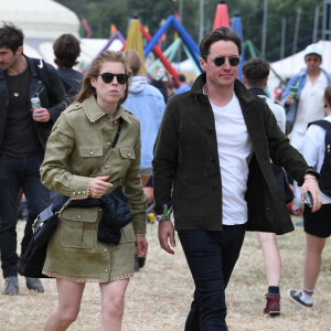 La princesse Béatrice d'York et son mari Edoardo Mapelli Mozzi aperçus au festival musical de Glastonbury le 24 juin 2022. 