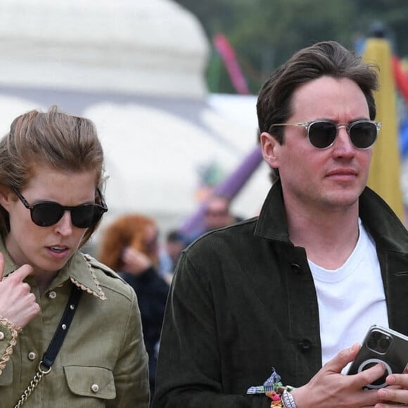 La princesse Béatrice d'York et son mari Edoardo Mapelli Mozzi aperçus au festival musical de Glastonbury, le 24 juin 2022. 