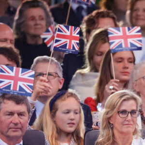 Timothy Laurence, Savannah Phillips, la comtesse Sophie de Wessex et la princesse Beatrice d'York - La famille royale d'Angleterre lors du concert devant le palais de Buckingham à Londres, à l'occasion du jubilé de platine de la reine d'Angleterre. Le 4 juin 2022 