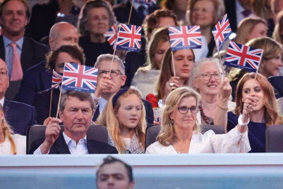 Timothy Laurence, Savannah Phillips, la comtesse Sophie de Wessex et la princesse Beatrice d'York - La famille royale d'Angleterre lors du concert devant le palais de Buckingham à Londres, à l'occasion du jubilé de platine de la reine d'Angleterre. Le 4 juin 2022 