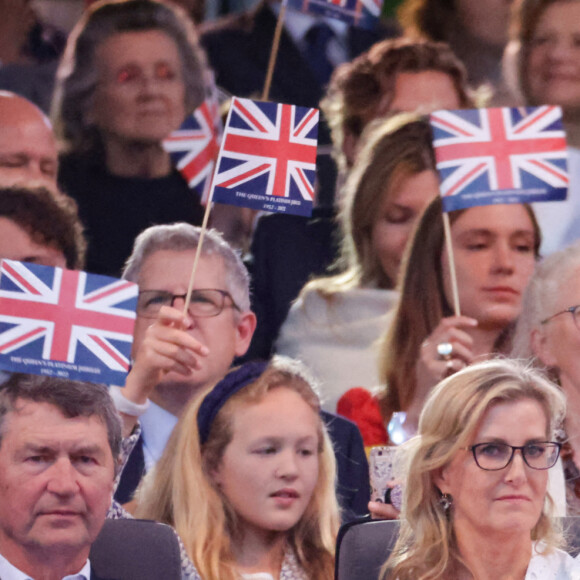 Timothy Laurence, Savannah Phillips, la comtesse Sophie de Wessex et la princesse Beatrice d'York - La famille royale d'Angleterre lors du concert devant le palais de Buckingham à Londres, à l'occasion du jubilé de platine de la reine d'Angleterre. Le 4 juin 2022 