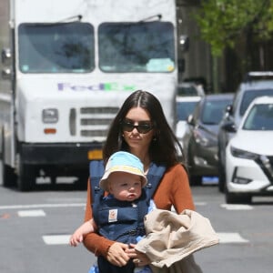 Emily Ratajkowski et son mari Sebastian Bear-McClard se promènent avec leur bébé et leur chien dans les rues de New York le 1er mai 2022.