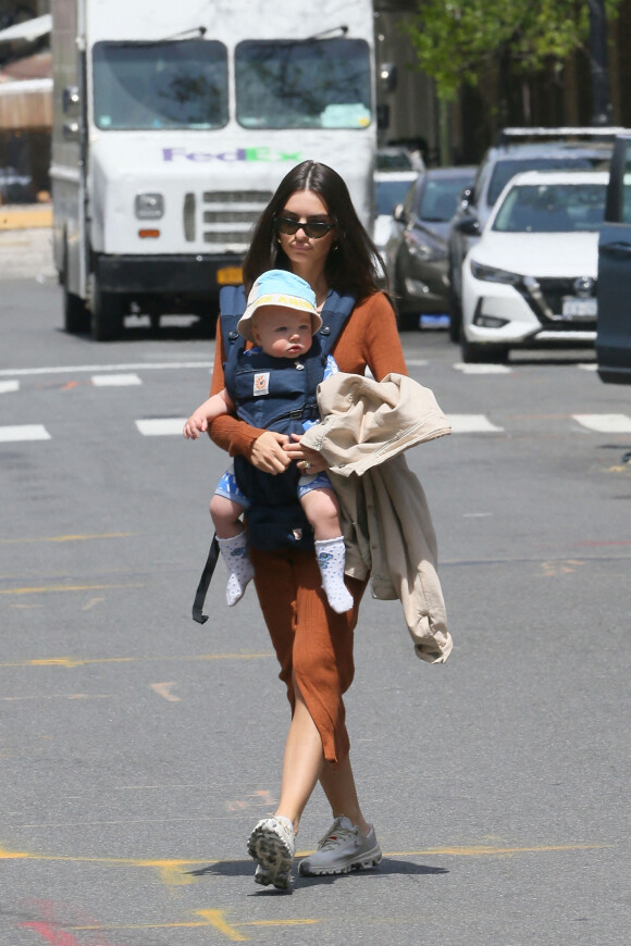 Emily Ratajkowski et son mari Sebastian Bear-McClard se promènent avec leur bébé et leur chien dans les rues de New York le 1er mai 2022.