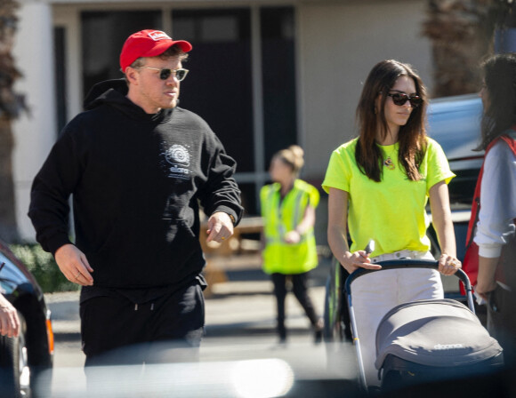 Emily Ratajkowski et son mari Sebastian Bear-McClard vont embarquer dans un jet privé avec leur fils Sylvester à Burbank le 14 février 2022. 