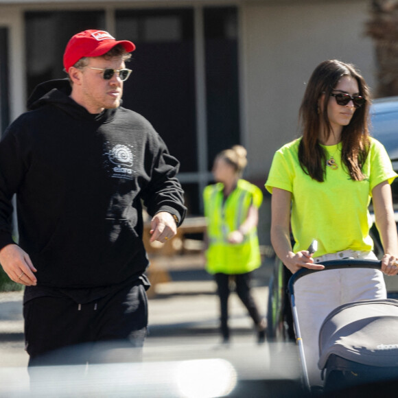 Emily Ratajkowski et son mari Sebastian Bear-McClard vont embarquer dans un jet privé avec leur fils Sylvester à Burbank le 14 février 2022. 