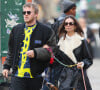 Emily Ratajkowski et son mari Sebastian Bear-McClard promènent leur chien Colombo et font des courses, dans les rues de New York