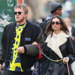 Emily Ratajkowski et son mari Sebastian Bear-McClard promènent leur chien Colombo et font des courses, dans les rues de New York