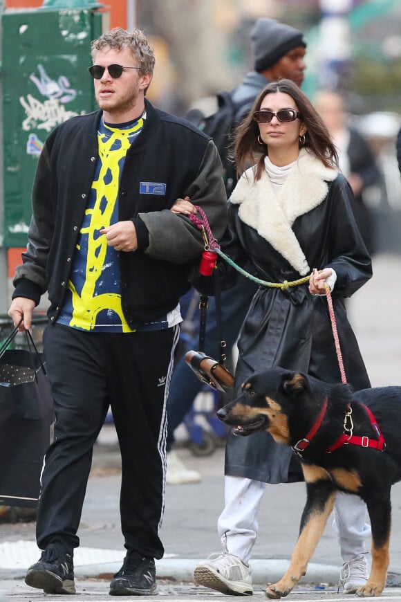 Emily Ratajkowski et son mari Sebastian Bear-McClard promènent leur chien Colombo et font des courses, dans les rues de New York