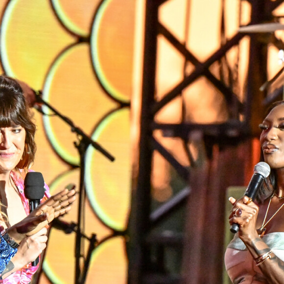 Daphné Burkï et Claudy Siar, sur scène la chanteuse Aya Nakamura - "Africa , le Grand Concert" diffusé le 29 juillet sur France 2 à 21:05 mettra à l'honneur, depuis Montpellier, les artistes qui ont l'Afrique en commun. © Jean-René Santini / Bestimage 